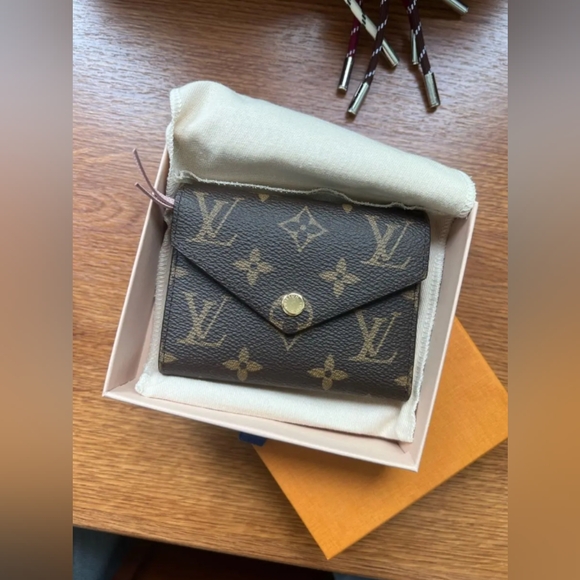 Louis Vuitton Monogram Victorine Wallet - Picture 1 of 4